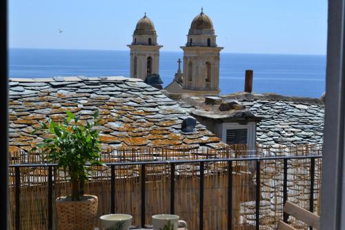 Blick auf ein Steingebäude mit zwei Türmen in der Unterkunft Appartement Casalea - Casadibastia - Bastia centre in Bastia