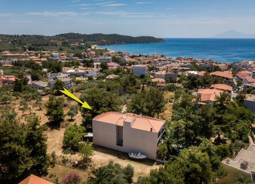 a building with a yellow arrow on top of it at Villa Katerina in Potos