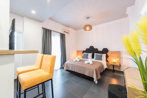 um quarto de hotel com uma cama e uma cadeira em Acropolis foothill em Atenas