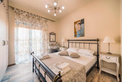 リンドスにあるLindos Luxury Retro Villasのベッドルーム(ベッド1台、窓付)