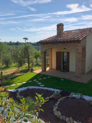 a small house with a yard with a lawn sidx sidx sidx at Villetta Toscana - Montepulciano in Montepulciano