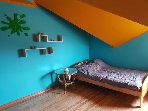 斯維諾烏伊希切的住宿－Sloneczny pokoj，一间卧室配有一张床和一张桌子