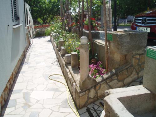 Κήπος έξω από το Apartment Orbanić Cres