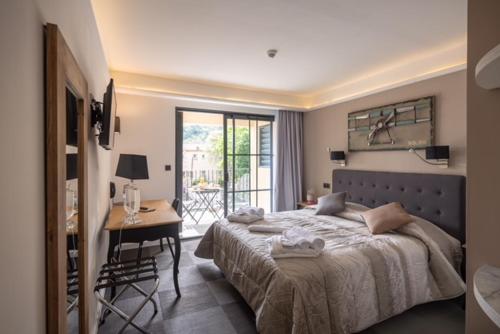 a bedroom with a bed and a table and a desk at Casa di a Restonica in Corte