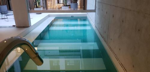 una piscina de agua azul en un edificio en Aventura 109 en Buenos Aires