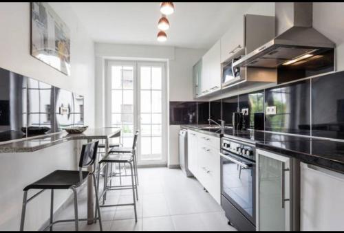 מטבח או מטבחון ב-Charmant appartement avec terrasse dans villa
