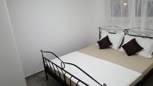 sypialnia z łóżkiem z czarno-białymi poduszkami w obiekcie Apartments Venerea w Nin