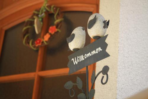 Ein Schild an der Wand mit einem Haufen Pilze in der Unterkunft Fewo Strauss in Ossiach