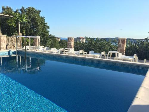 貝西奇的住宿－Luka Villa，一个带椅子的游泳池和一个游泳池