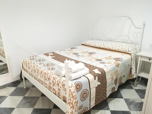 タリファにあるAve Maria 7の白いベッドルーム(ベッド1台付)とチェックフロア