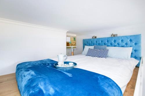 Ένα ή περισσότερα κρεβάτια σε δωμάτιο στο BERG Apartament BLUE GDANSK