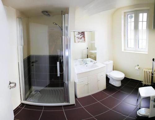 Ett badrum på Hôtel de France