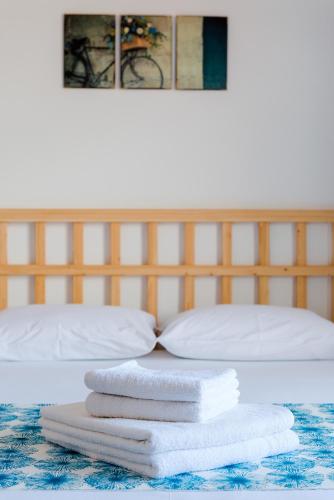 Ένα ή περισσότερα κρεβάτια σε δωμάτιο στο Avli Apartments