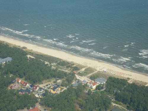 una vista aérea de la playa y del océano en Reethaus im Ostseebad Trassenheide en Trassenheide