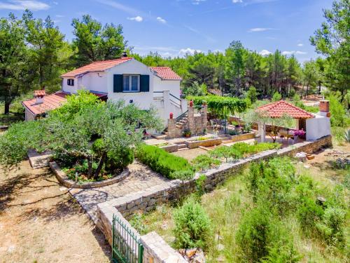 an aerial view of a garden in front of a house at Apartment Rusula in Milna