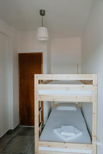 Ένα ή περισσότερα κρεβάτια σε δωμάτιο στο Avli Apartments