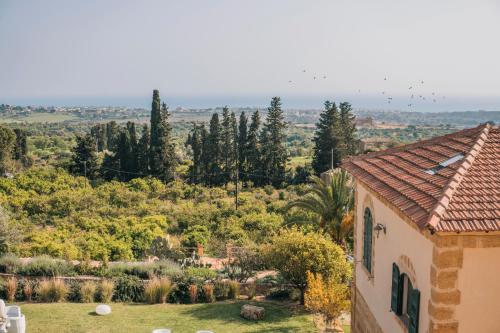 een huis met uitzicht op een veld en bomen bij Villa La Lumia B&B Suites & Apartments in Agrigento