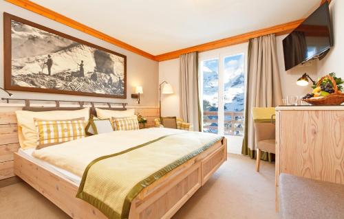 Postel nebo postele na pokoji v ubytování Eiger Mürren Swiss Quality Hotel