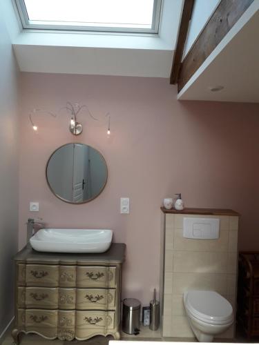 a bathroom with a sink and a mirror at Gîte de La Pilotais in Pleslin-Trigavou