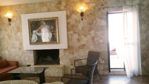 d'un salon avec une cheminée et une peinture murale. dans l'établissement Casa Elda, à Galatone