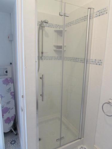 um chuveiro com uma porta de vidro na casa de banho em Kenmuire Apartment em Weymouth