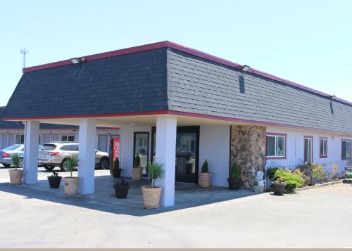 a building with potted plants in front of it at Westward Inn in Crescent City