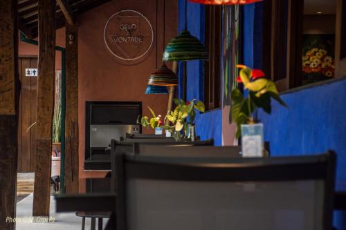 a restaurant with a bar with a bird on the counter at Pousada Refúgio de Maresias in Maresias