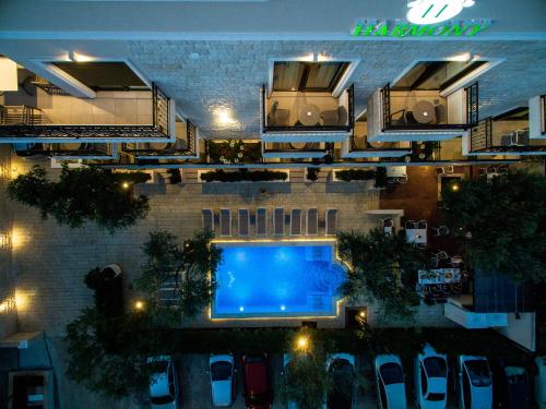 Hotel Harmony by Ayconの敷地内または近くにあるプール