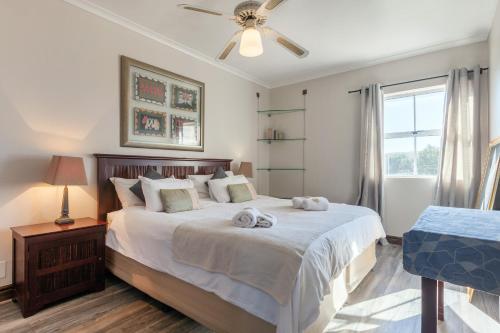 um quarto com uma cama grande com duas toalhas em York Mews 14 by CTHA em Cidade do Cabo