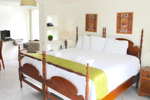 a bedroom with a large bed in a room at Apartamentos Reforma in Guatemala