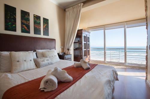 sypialnia z dużym łóżkiem z ręcznikami w obiekcie Leisure Bay 306 by CTHA w Kapsztadzie