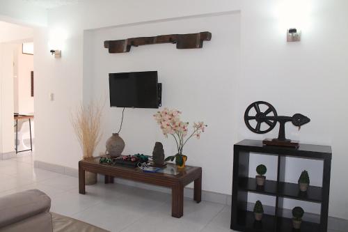 a living room with a tv and a coffee table at Apartamentos Reforma in Guatemala