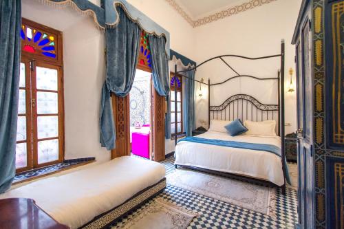 A bed or beds in a room at Dar Bab Guissa