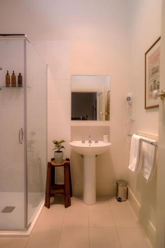 Bilik mandi di Northern Arts Hotel