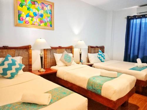 Postel nebo postele na pokoji v ubytování Discover Boracay Hotel