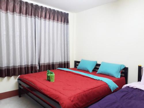 a bedroom with two beds and a window at Mae Rampung Beach House คาราโอเกะและสระเด็ก in Rayong