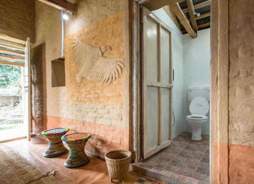 bagno con servizi igienici e 3 vasi sul muro di Annapurna Eco Village a Pokhara