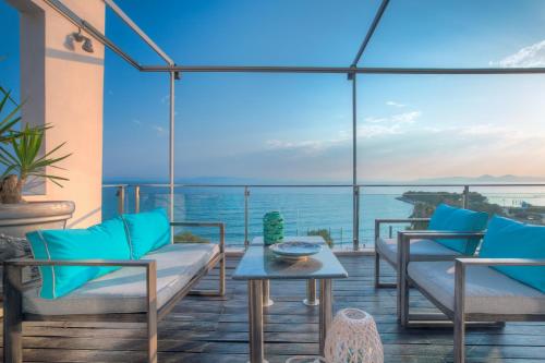 a room with a view of the ocean at Tropical Hotel in Athens