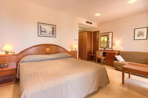Ein Bett oder Betten in einem Zimmer der Unterkunft Hotel Kanajt