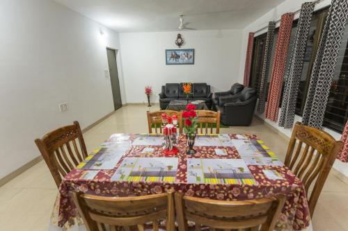 Χώρος καθιστικού στο Aristo Room, Apartment - Homestay near Kokilaben Dhirubai Ambani Hospital for family only,