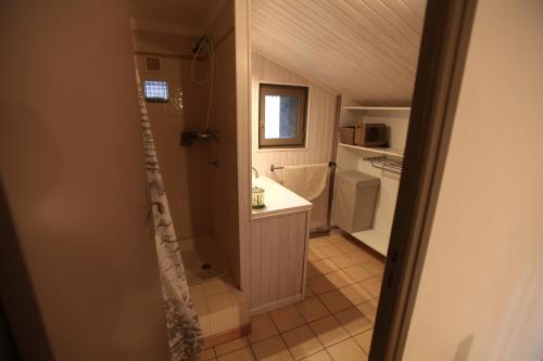 eine kleine Küche mit einer Spüle und einer Mikrowelle in der Unterkunft La Caladette in Les Plantiers