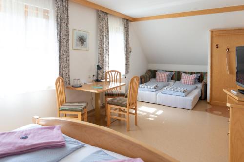 Ένα ή περισσότερα κρεβάτια σε δωμάτιο στο Gästehaus Nora