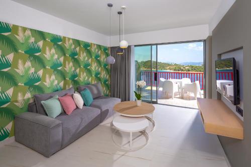 uma sala de estar com um sofá e uma mesa em Skiathos Palace Hotel em Koukounaries