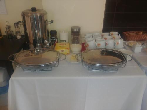 a counter with two bowls on top of a table at Willa Pawlikowskich in Poronin