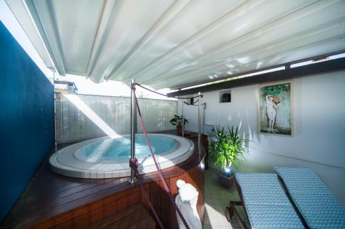 een balkon met een hot tub op een schip bij Hotel Erika in Rimini