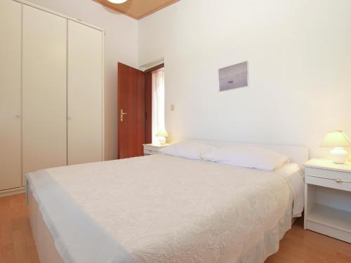 En eller flere senge i et værelse på Apartments Peroj 959