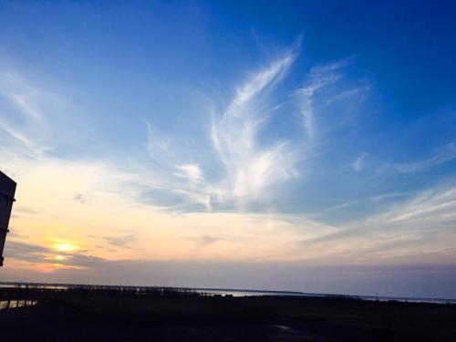 ein Himmel mit der Sonne, die über dem Meer untergeht in der Unterkunft Miyue B&B in Magong