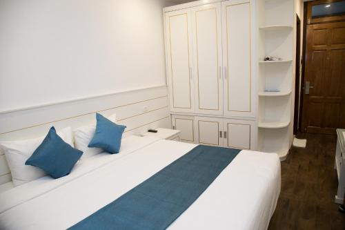 Postel nebo postele na pokoji v ubytování Windsor Hotel Son La