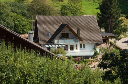 uma casa branca com um telhado castanho em Ferienwohnung Baßler em Kappelrodeck