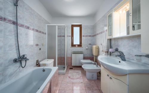 Ένα μπάνιο στο Villa Križanci